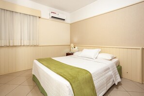 خزنة داخل الغرفة وواي فاي مجانًا وملاءات أسرّة