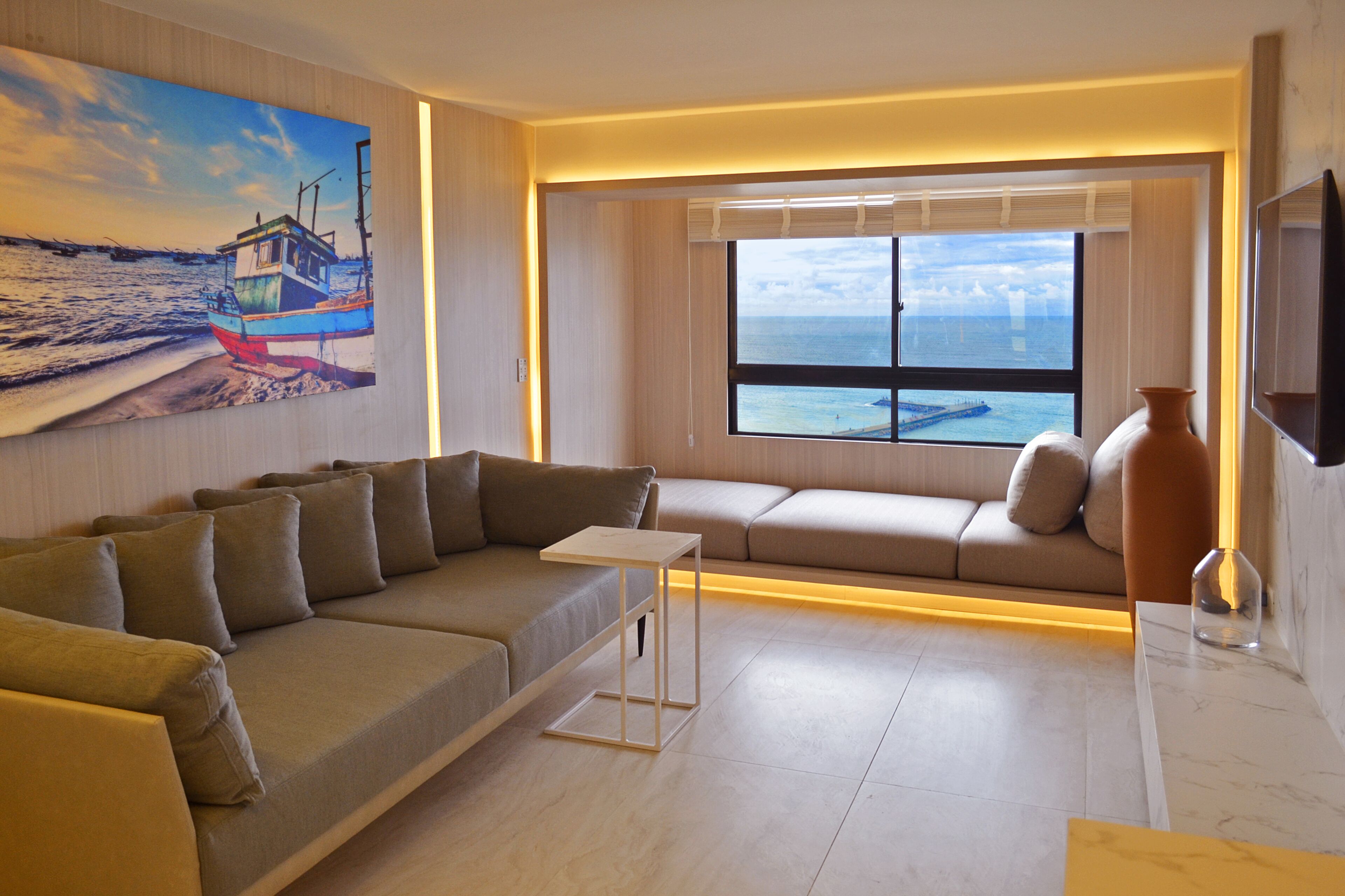 Suite Acqua | Oppholdsområde | En 32-tommers Flatskjerm-TV med kabel-kanaler samt TV