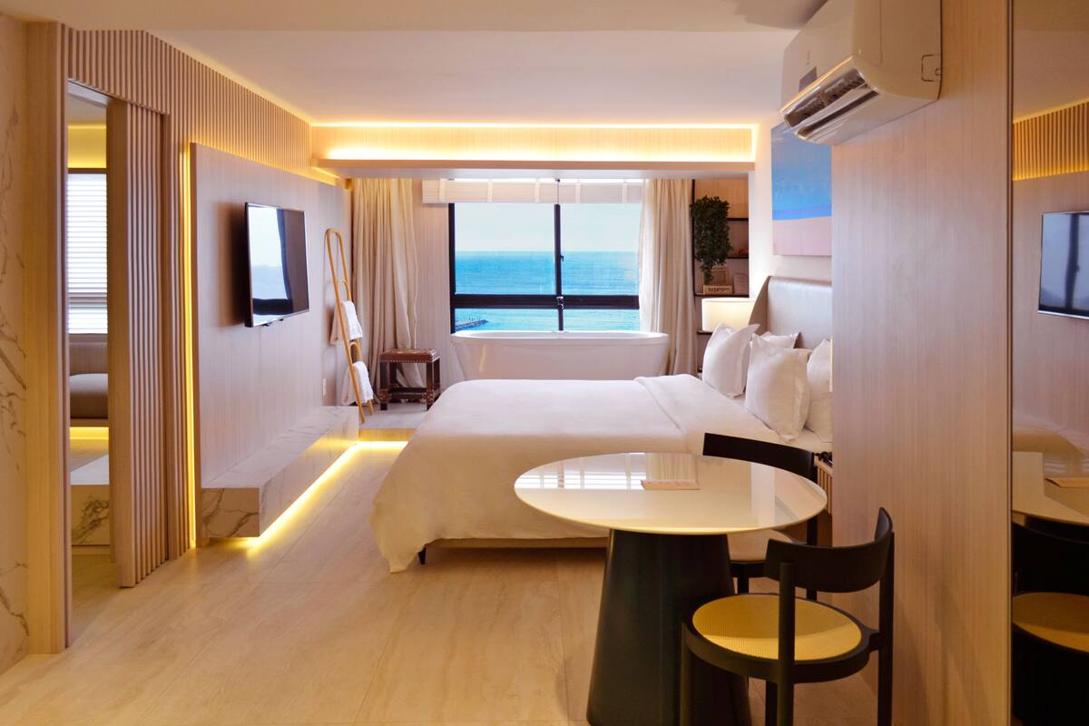 Suite Acqua | Minibar, in-room safe, desk, laptop workspace