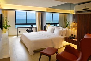 Suite Business | Minibar, coffres-forts dans les chambres, bureau