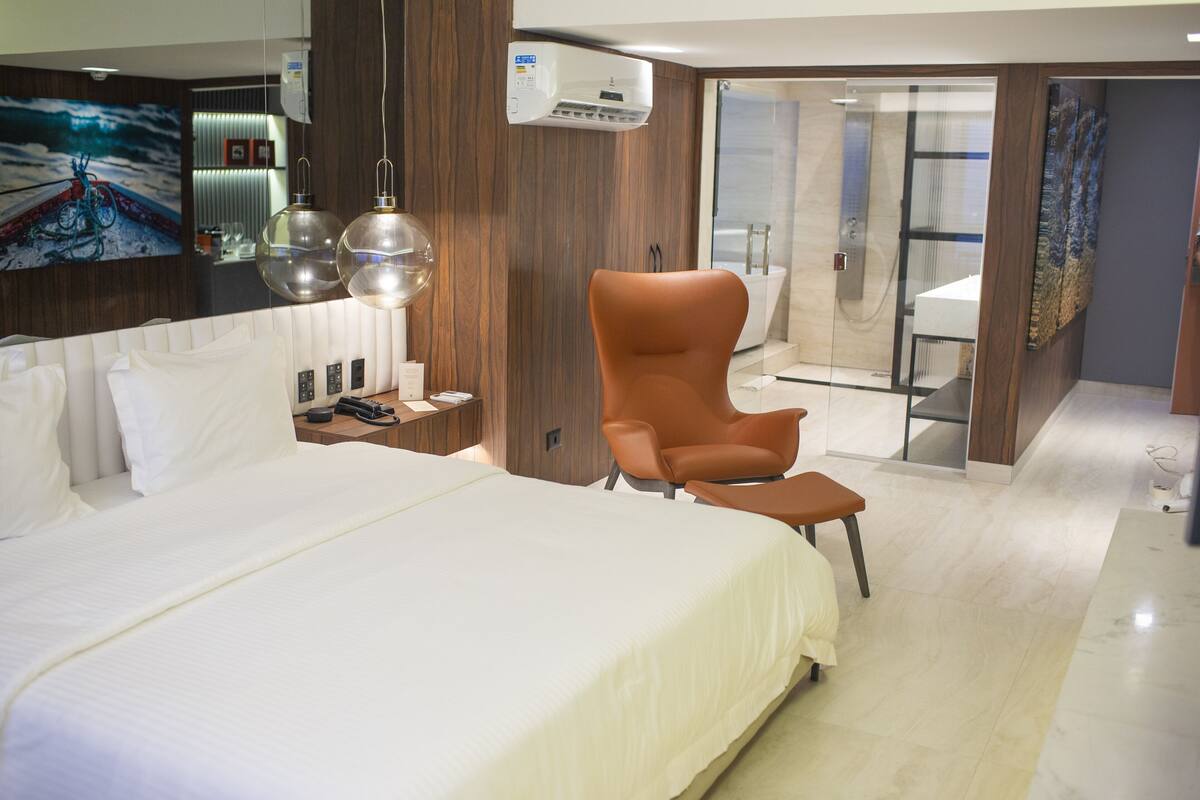 Suite Business | Minibar, in-room safe, desk, laptop workspace