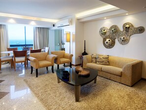 ميني بار وخزنة داخل الغرفة ومكتب ومساحة عمل للكمبيوتر المحمول