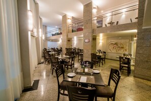 供应早餐、午餐和晚餐