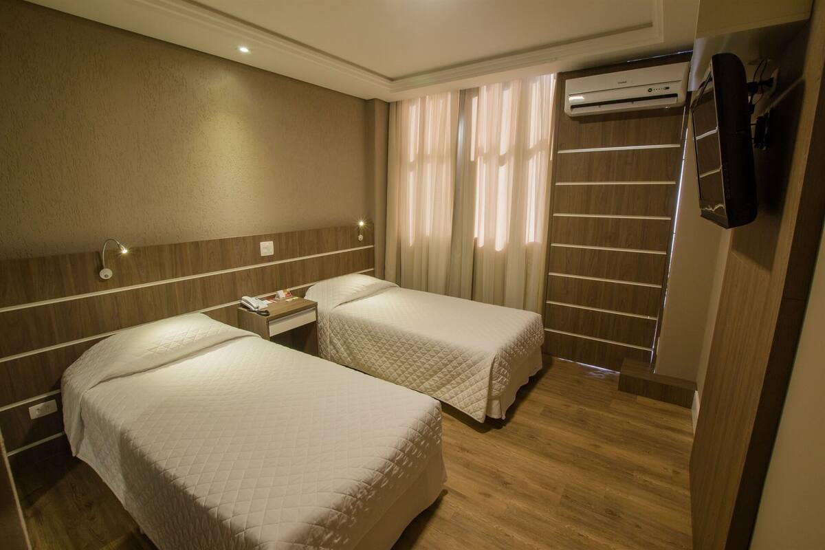 Suite Triplo Twin | 미니바, 객실 내 금고, 무료 WiFi, 침대 시트