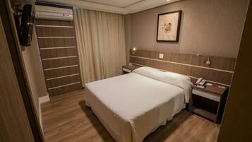 Frigobar, cofres nos quartos, Wi-Fi de cortesia, roupa de cama