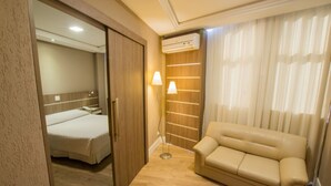 Suite Triplo Casal | 미니바, 객실 내 금고, 무료 WiFi, 침대 시트