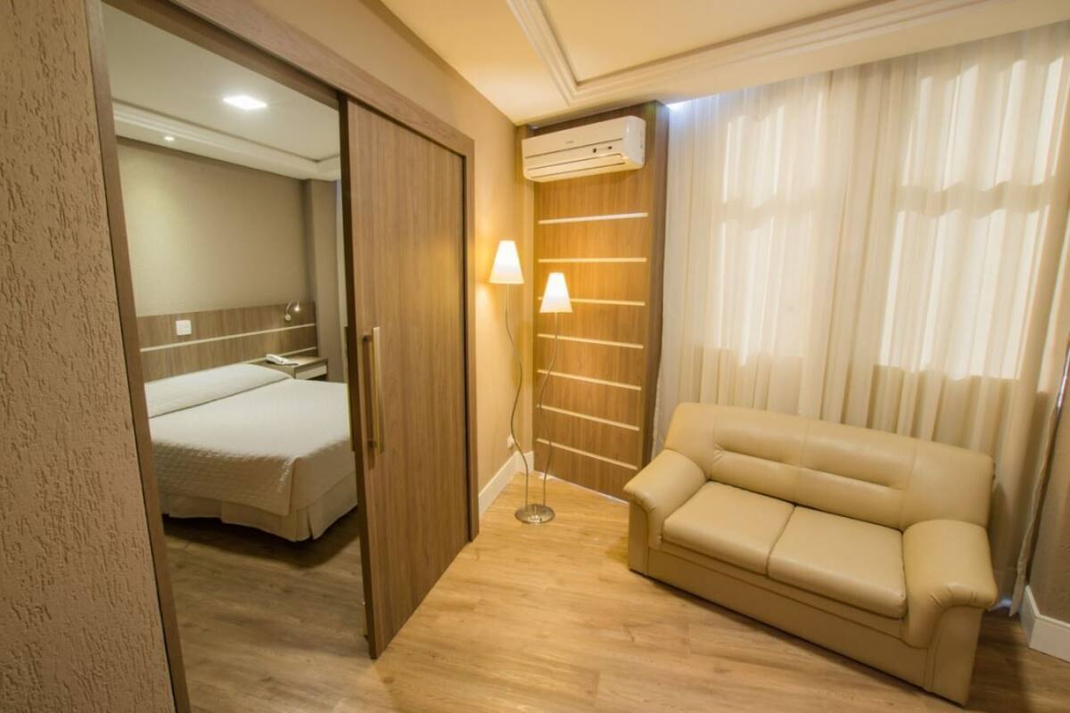 Suite Triplo Casal | 미니바, 객실 내 금고, 무료 WiFi, 침대 시트