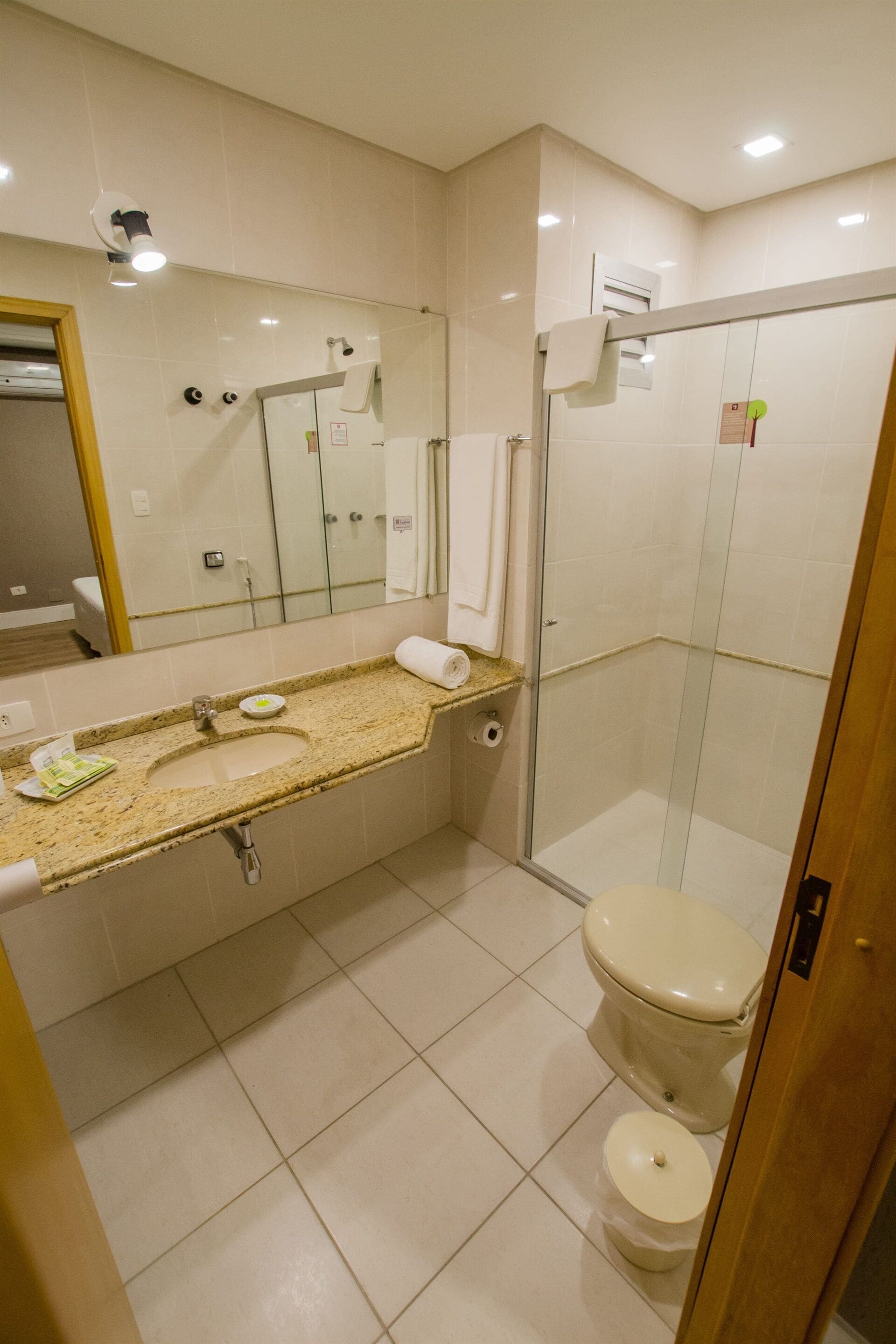 suite triplo twin | bathroom | shower, free toiletries, hair dryer, towels