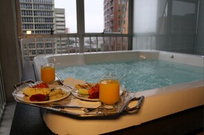 Indoor spa tub