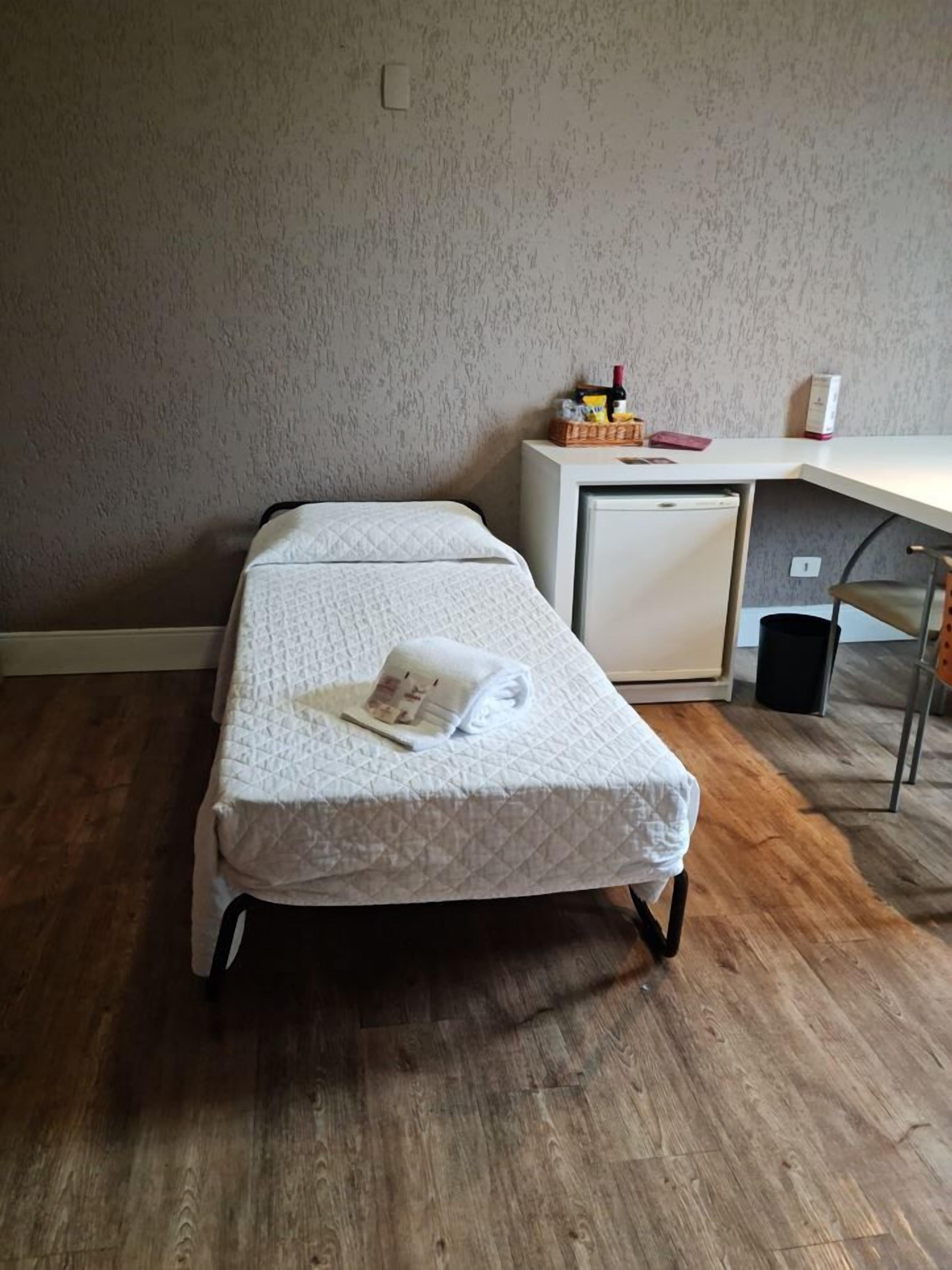 suite triplo casal | 1 bedroom, minibar, in-room safe, free wifi