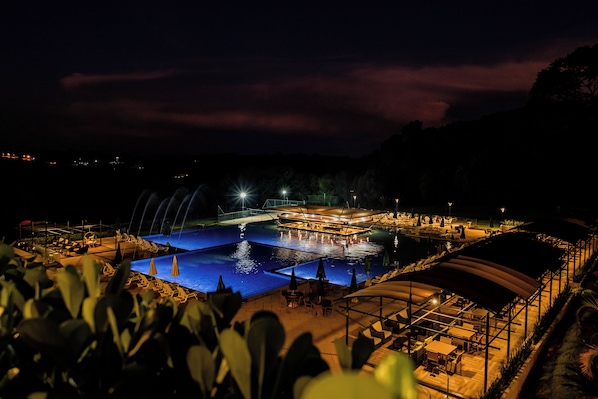 3 outdoor pools, pool umbrellas, pool loungers