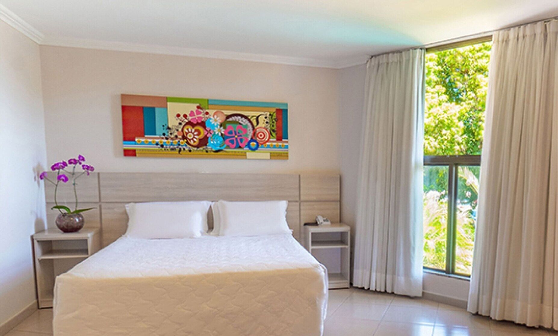 Luxe beddengoed, een minibar, een kluis op de kamer