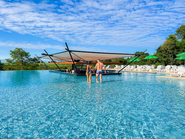 3 室外游泳池,池畔遮阳伞,日光浴躺椅