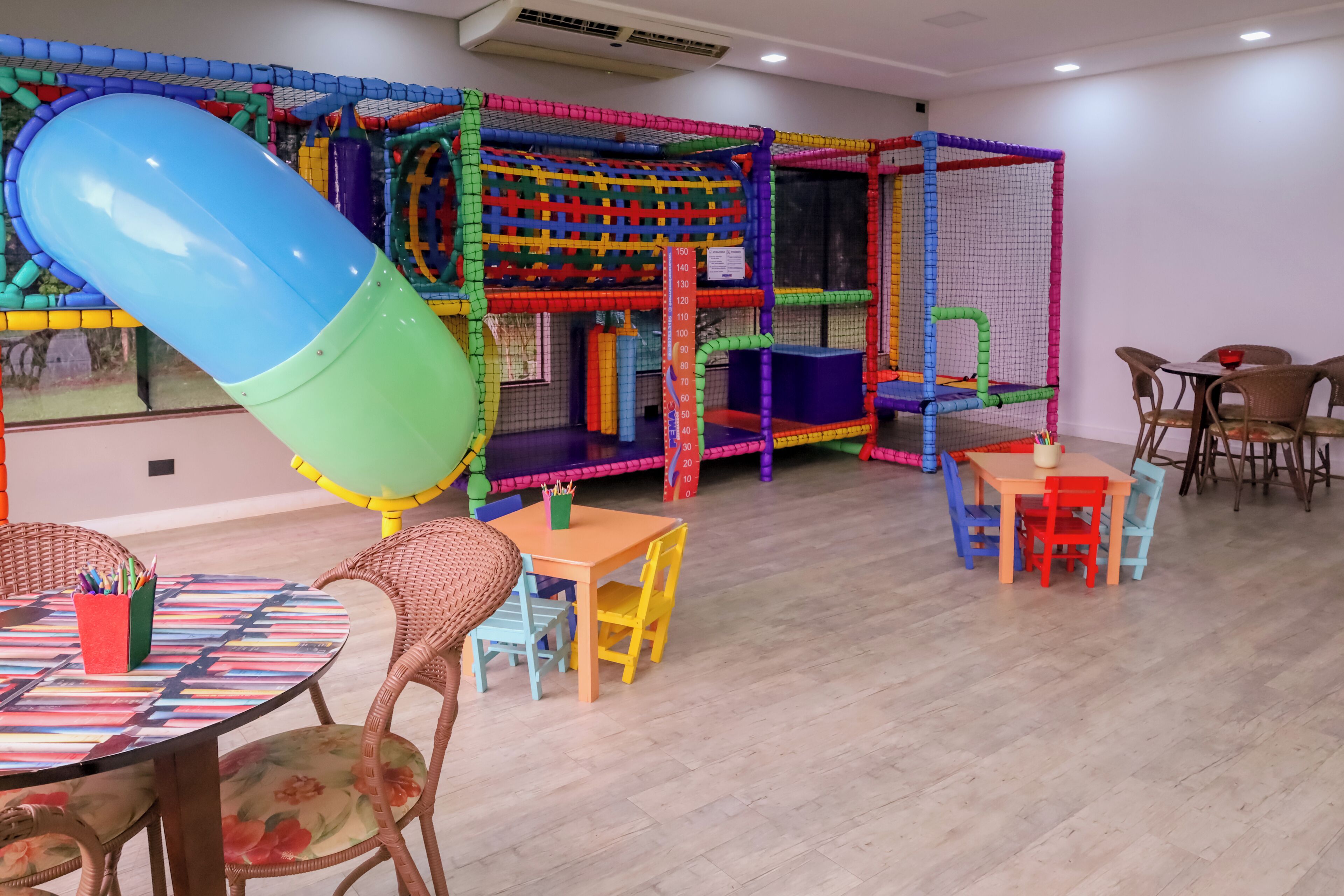 Área de juegos infantiles techada