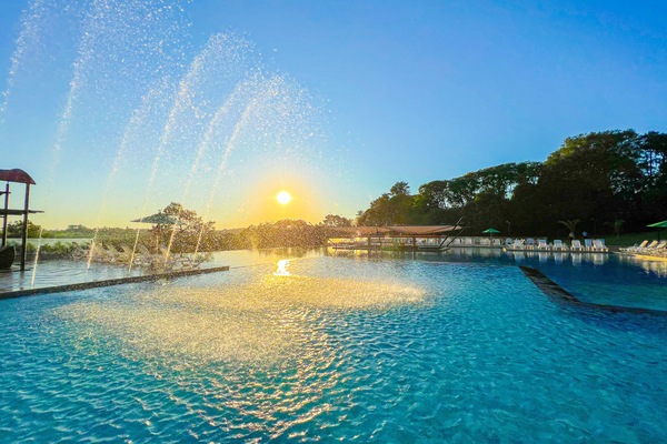3 outdoor pools, pool umbrellas, sun loungers