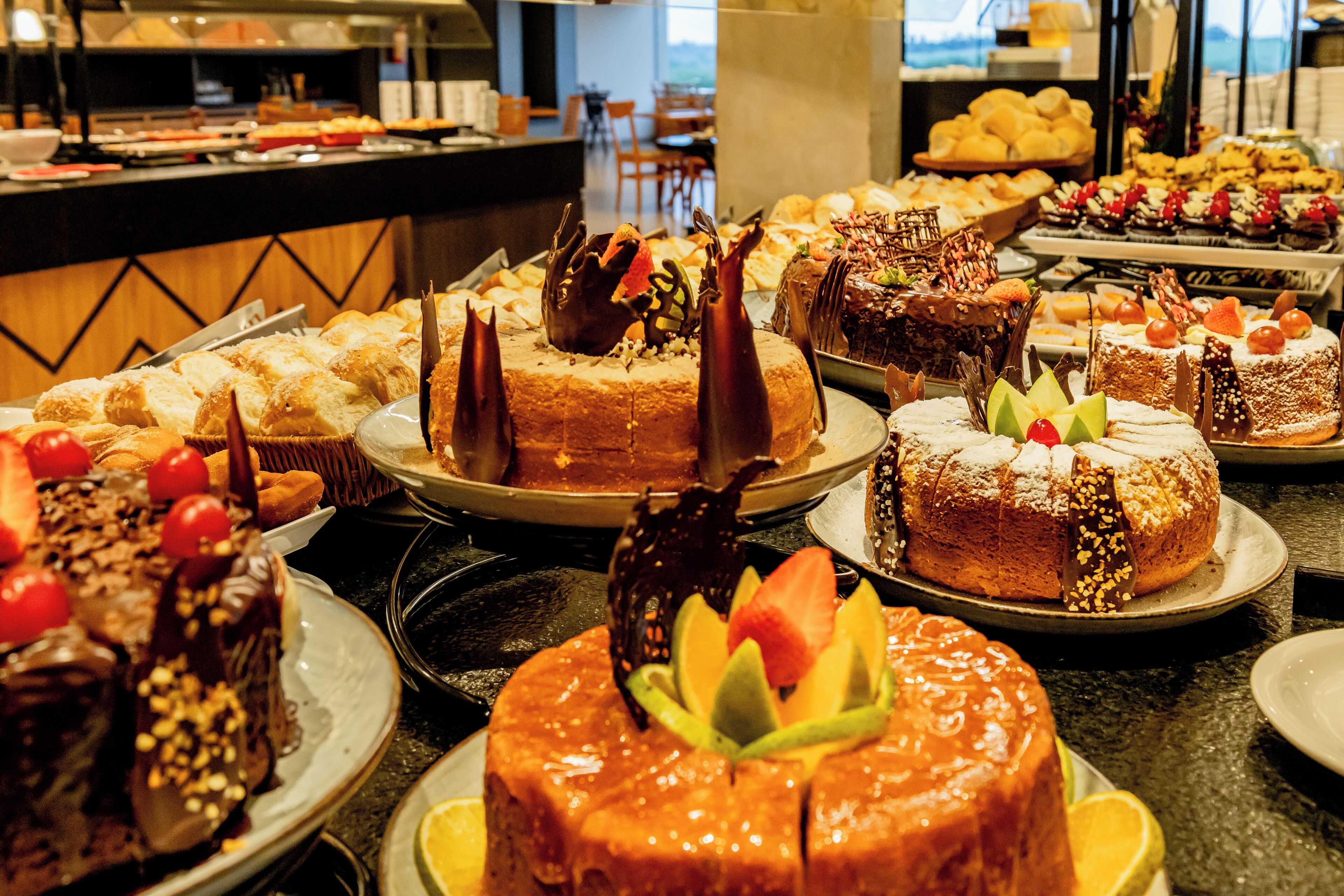 Un bufé con diversos postres y pasteles.