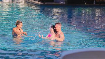 3 piscinas al aire libre, sombrillas, sillones reclinables de piscina