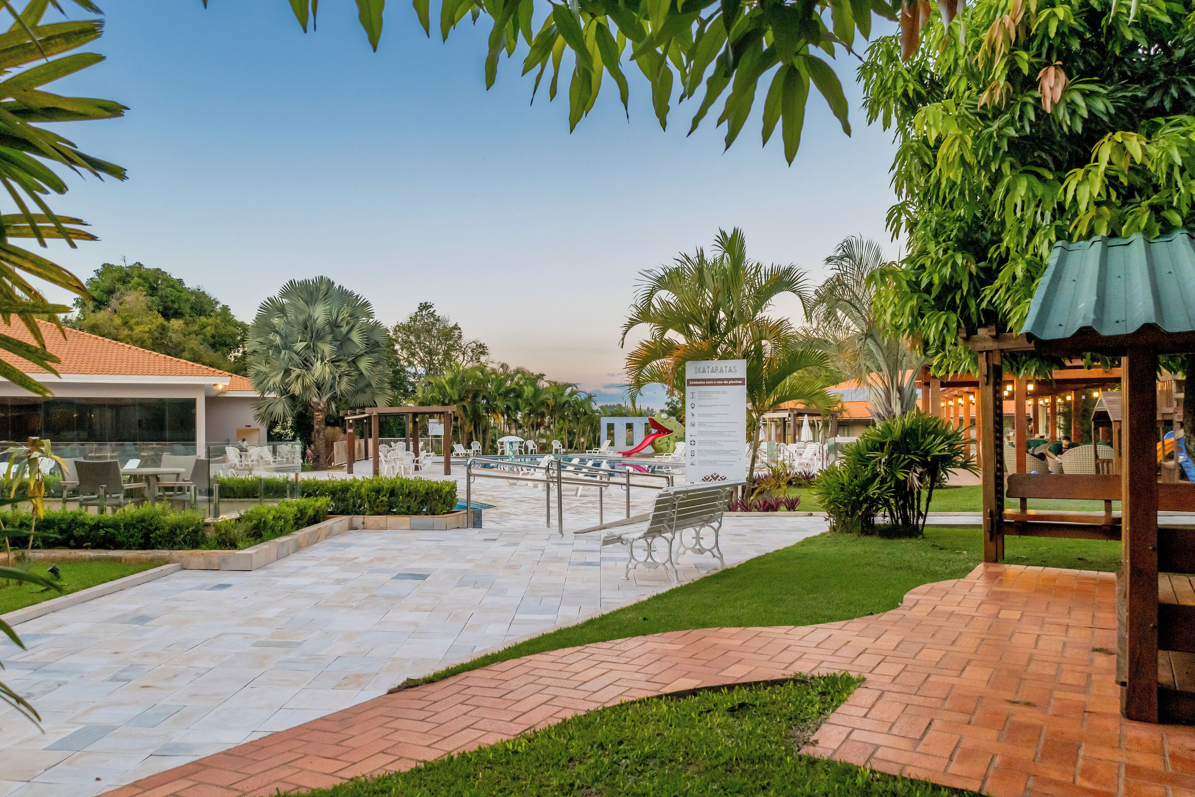 3 piscinas externas, guarda-sóis, espreguiçadeiras