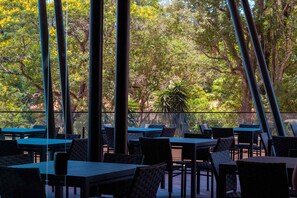 2 restaurants servant le petit déjeuner, le déjeuner et le dîner