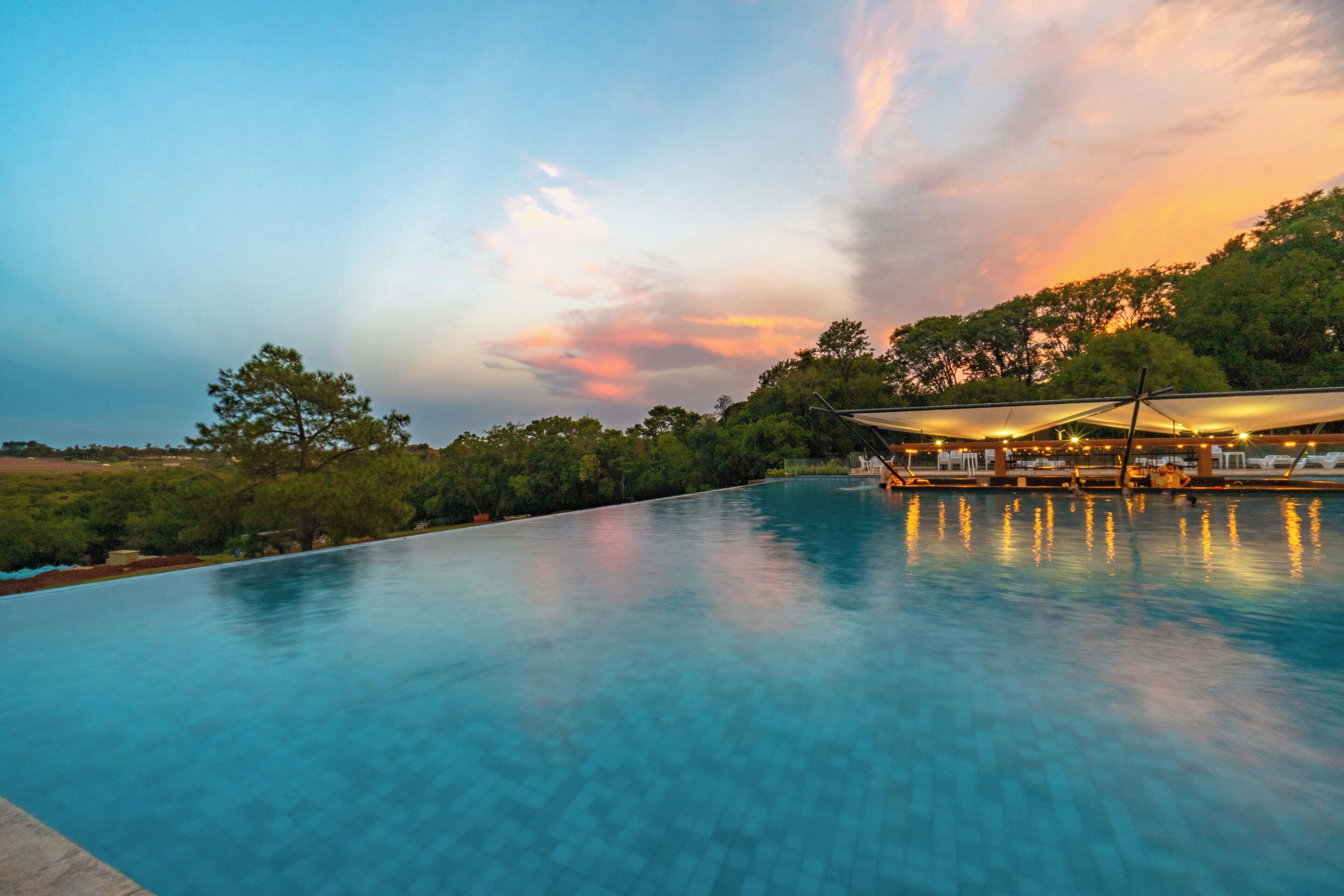 3 albercas al aire libre, sombrillas en la alberca y camastros 