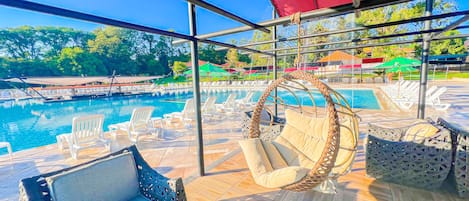 2 piscines extérieures, chaises longues