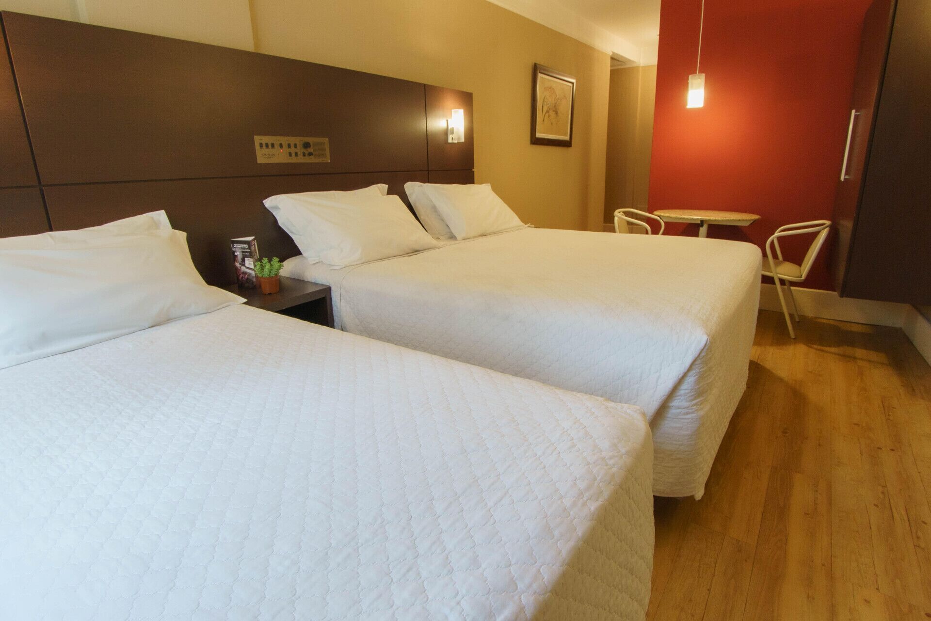 Ropa de cama de alta calidad y minibar 