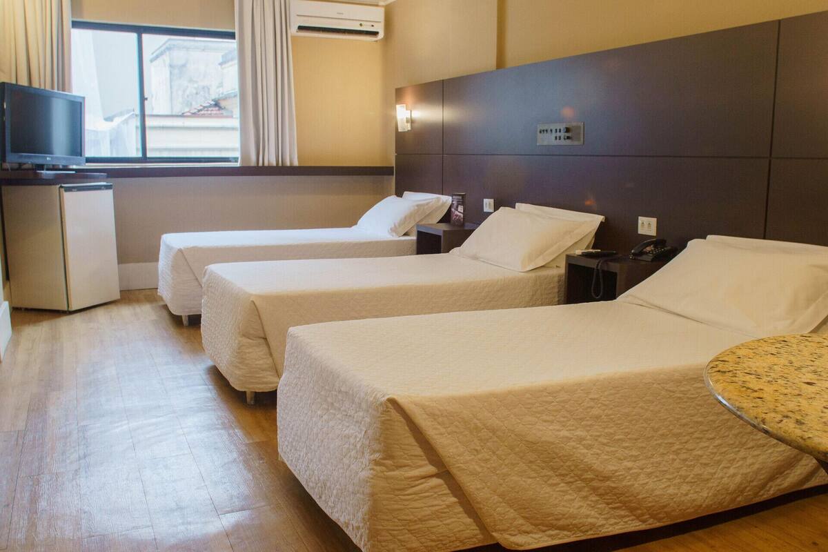 Luxe beddengoed, een minibar, een kluis op de kamer, een bureau