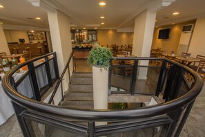 供应早餐、午餐和晚餐