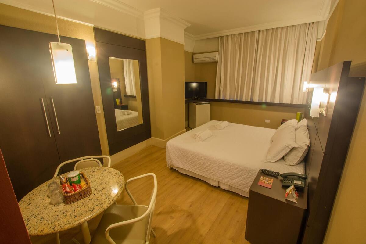 Luxe beddengoed, een minibar, een kluis op de kamer, een bureau
