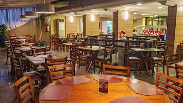 Café da manhã, almoço e jantar