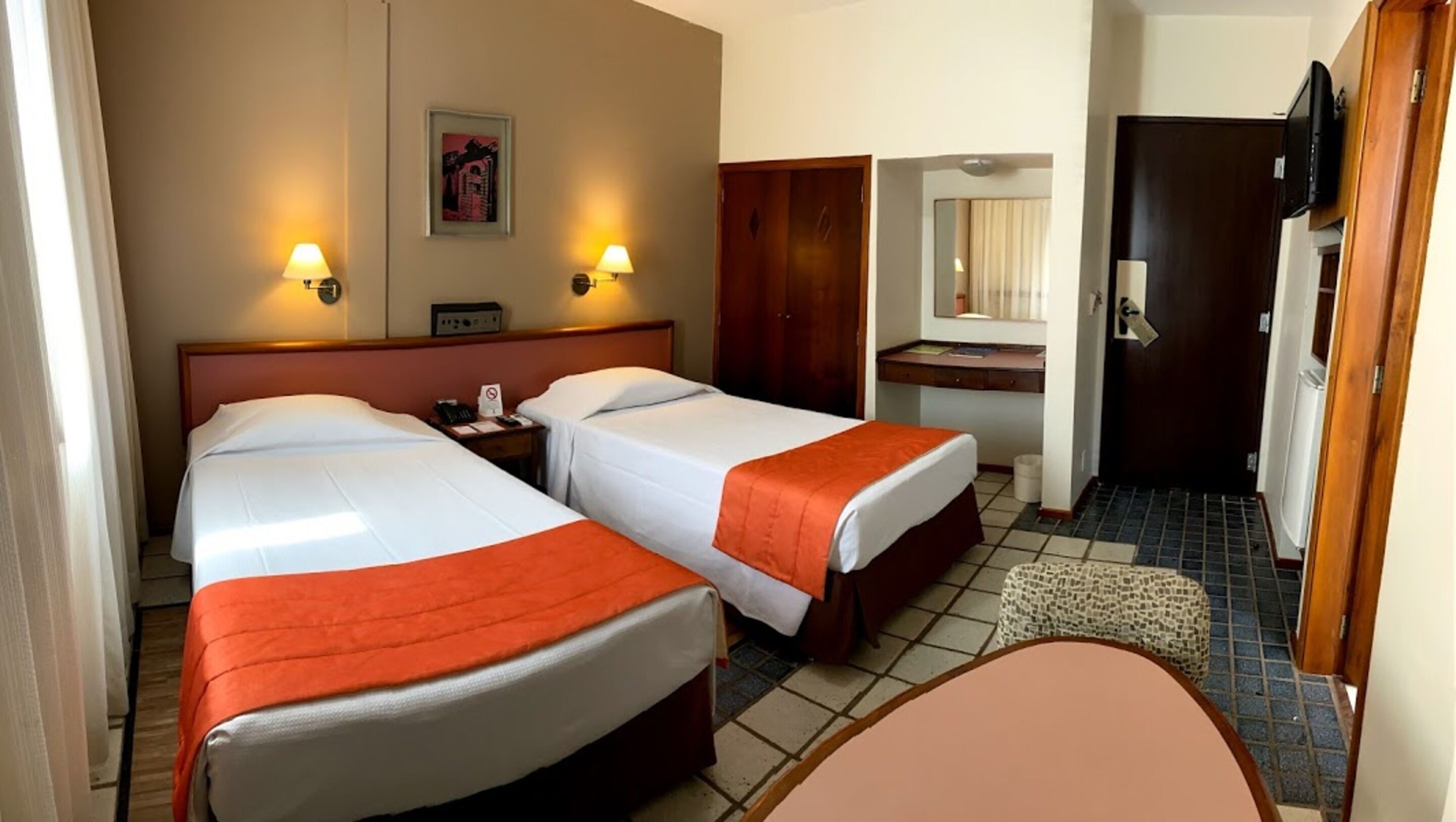 Minibar, escritorio, insonorización y wifi gratis 