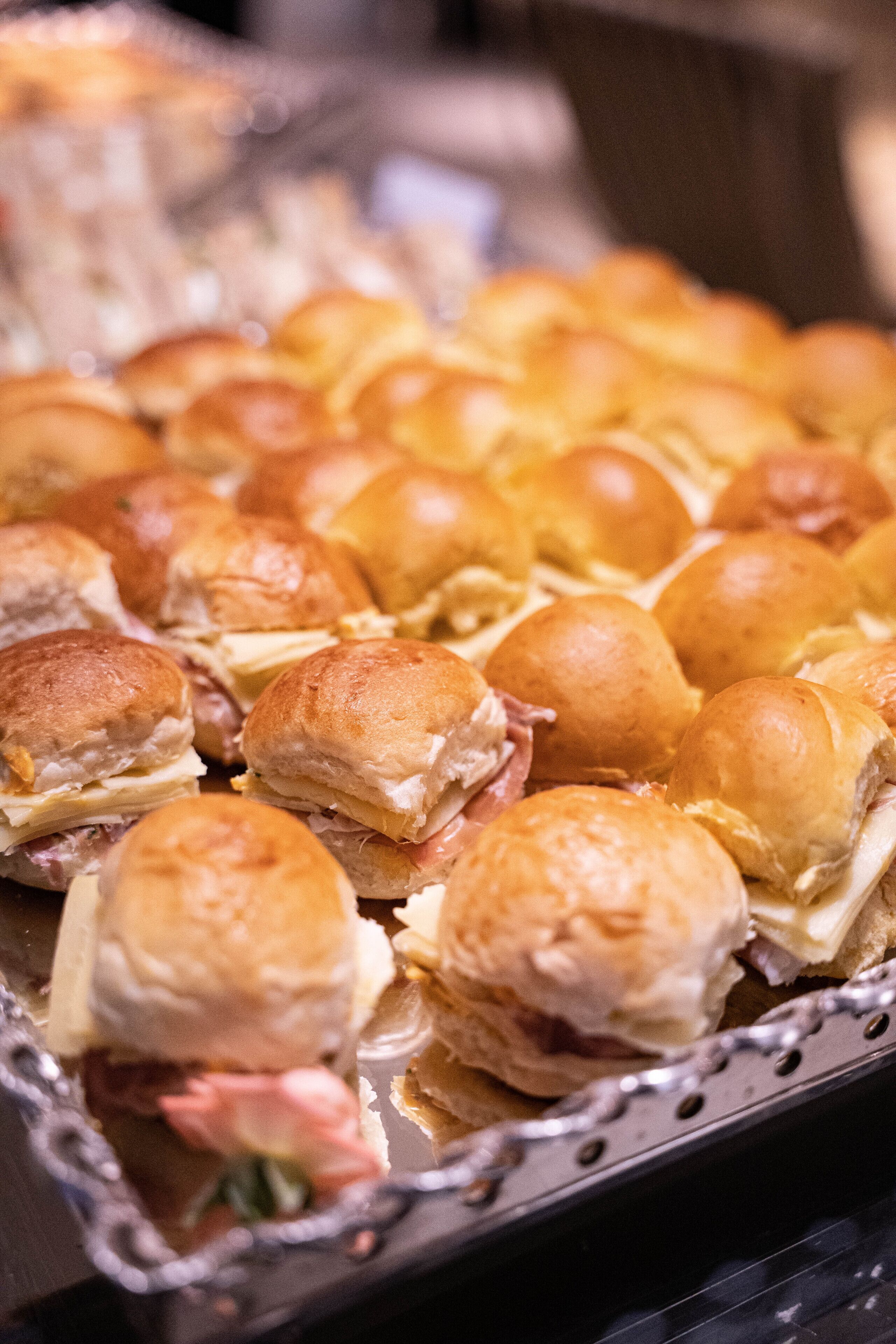 Un plat de pans de sopar daurats i sandvitxos.