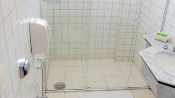 Ein kleines Badezimmer mit Toilette, Waschbecken und Duschkabine.