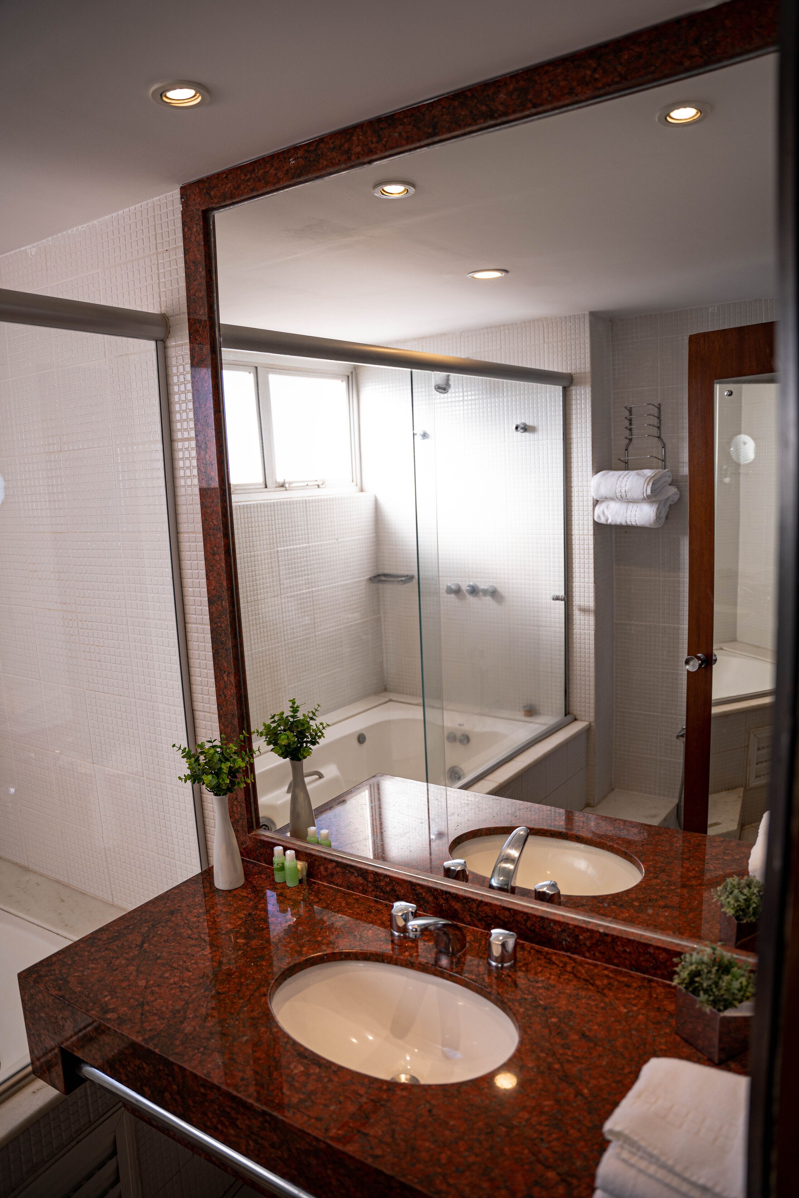 suíte superior executiva stream c/ hidro | bathroom | free toiletries, hair dryer, towels