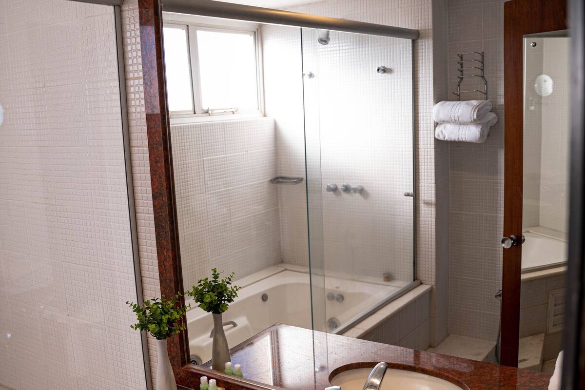 suíte superior executiva stream c/ hidro | bathroom | free toiletries, hair dryer, towels
