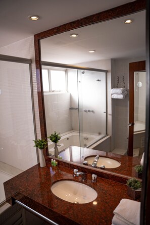 Suíte Superior Executiva Stream C/ Hidro | Bathroom | Free toiletries, hair dryer, towels - Stream Hotéis (Ribeirão Preto)