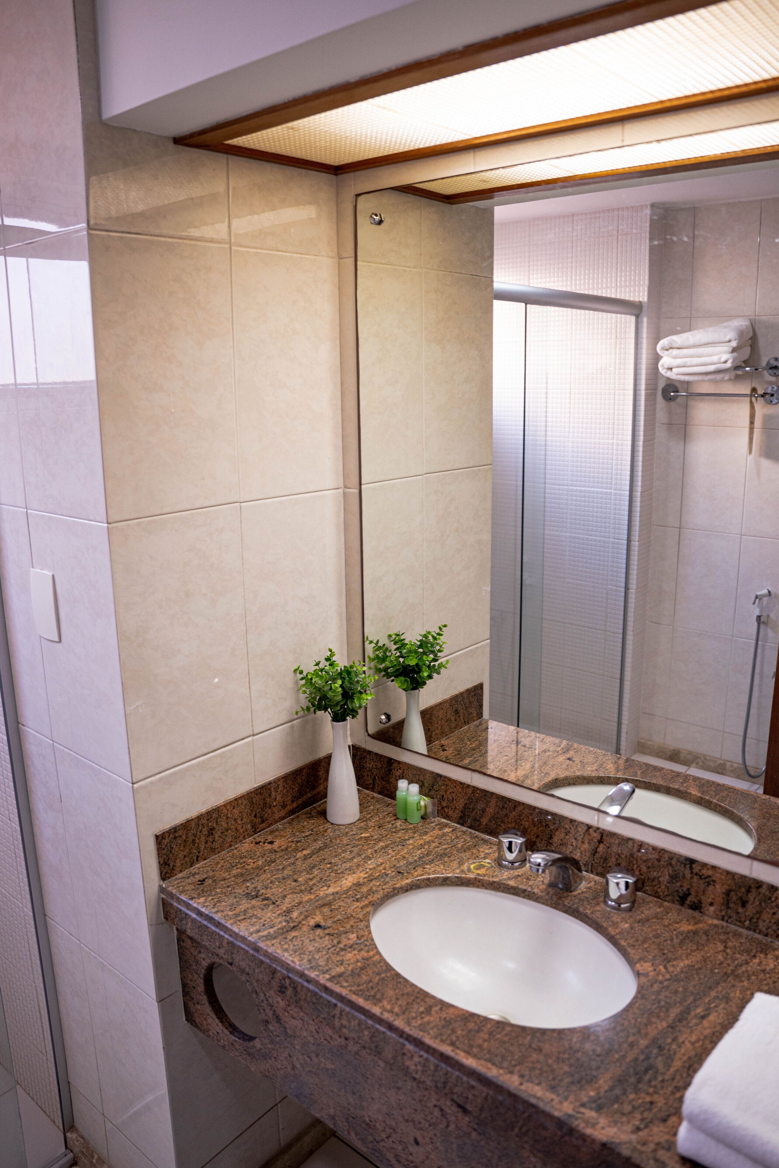 duplo superior stream | bathroom | free toiletries, hair dryer, towels