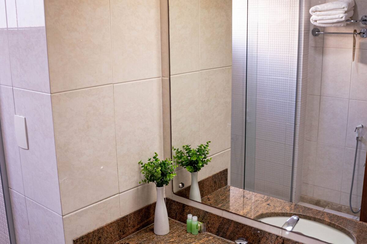 duplo superior stream | bathroom | free toiletries, hair dryer, towels