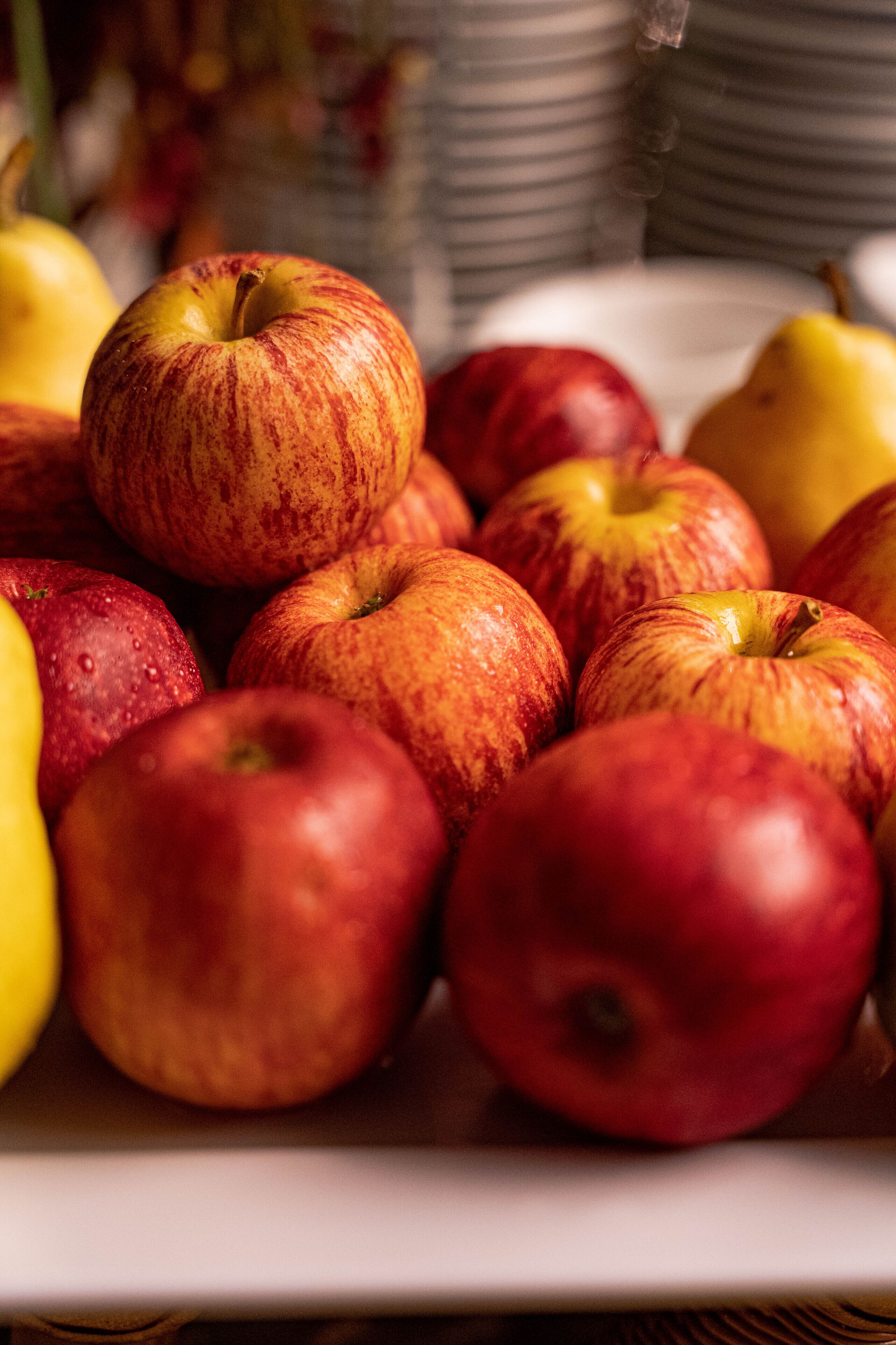 Une assiette de pommes.