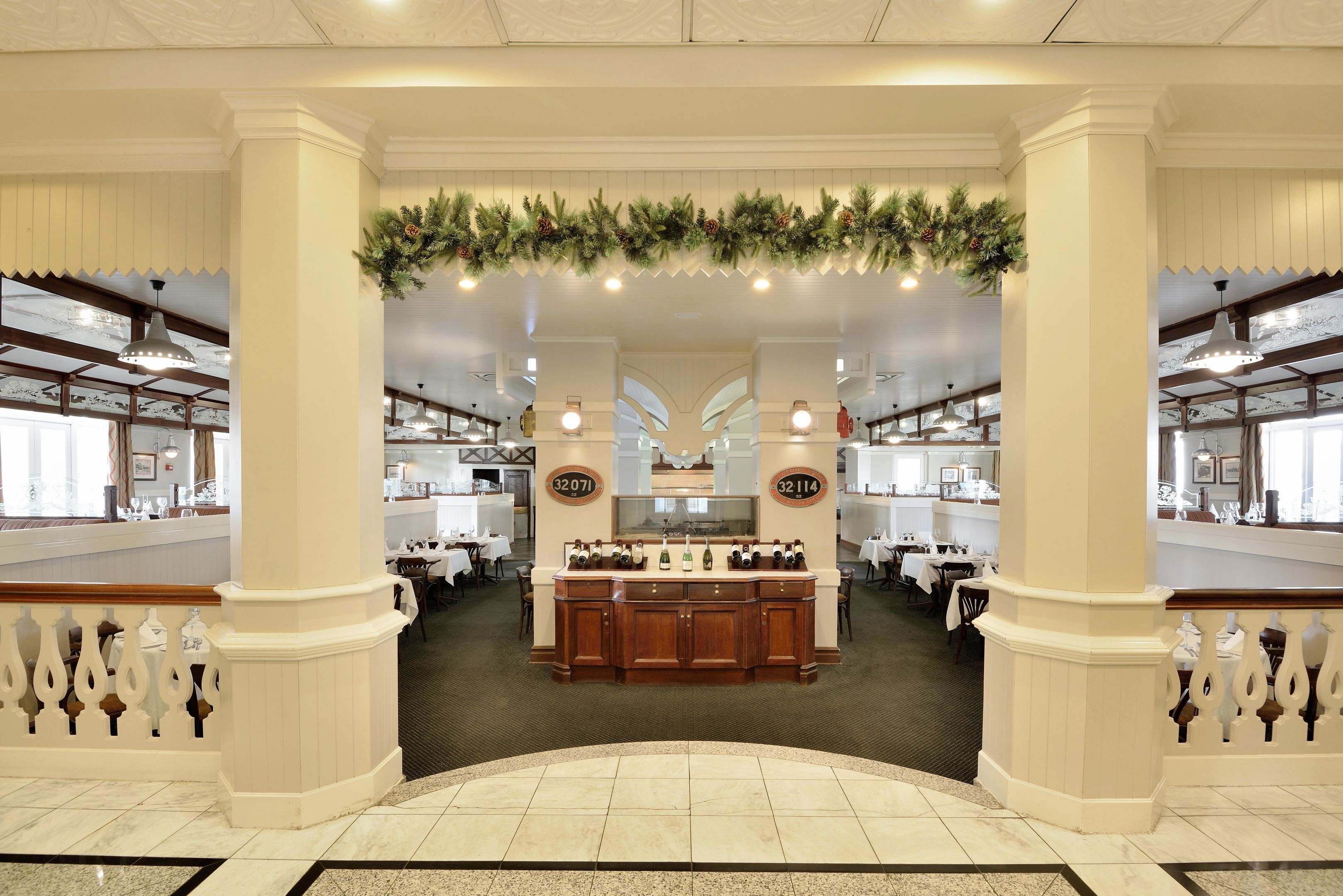 حيث تُقدم وجبات الإفطار، الغداء، العشاء، إطلالات على حمام السباحة