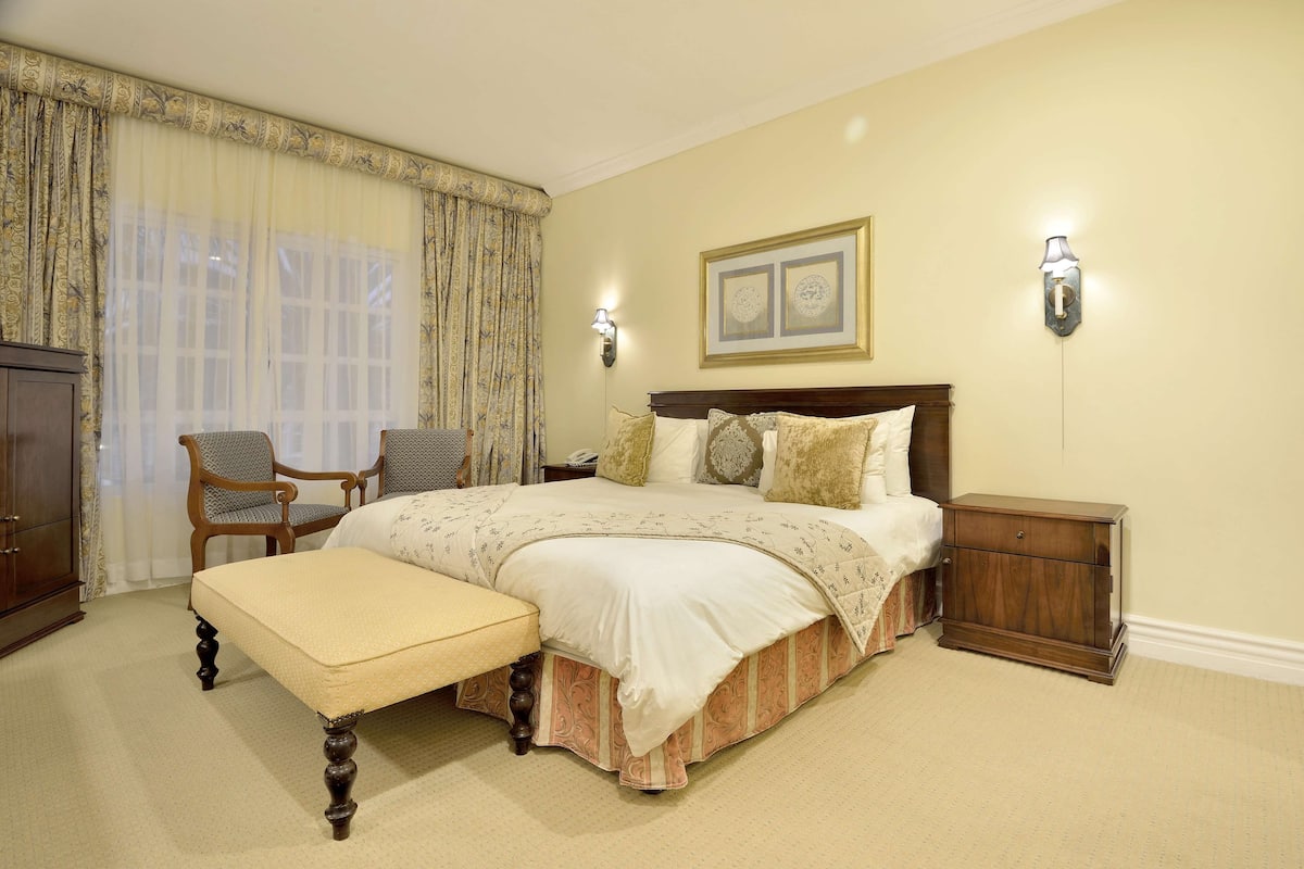 King Suite | 1 bedroom, minibar, in-room safe, desk
