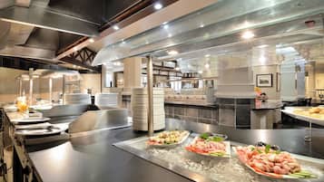 Petit déjeuner, déjeuner et dßner servis sur place, vue sur la piscine