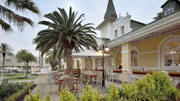 Petit déjeuner, déjeuner et dîner servis sur place, vue sur la piscine