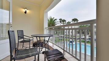 King Suite | Outdoor dining | Breakfast, lunch and dinner served