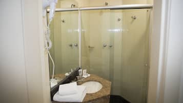 Standaard driepersoonskamer | Badkamer | Een douche, gratis toiletartikelen, een haardroger, handdoeken