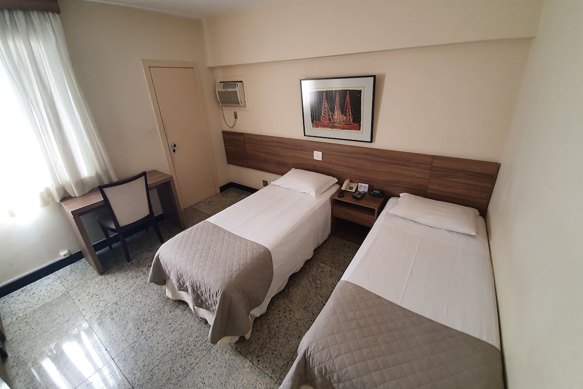 Een minibar, een bureau, extra bedden (toeslag), gratis wifi