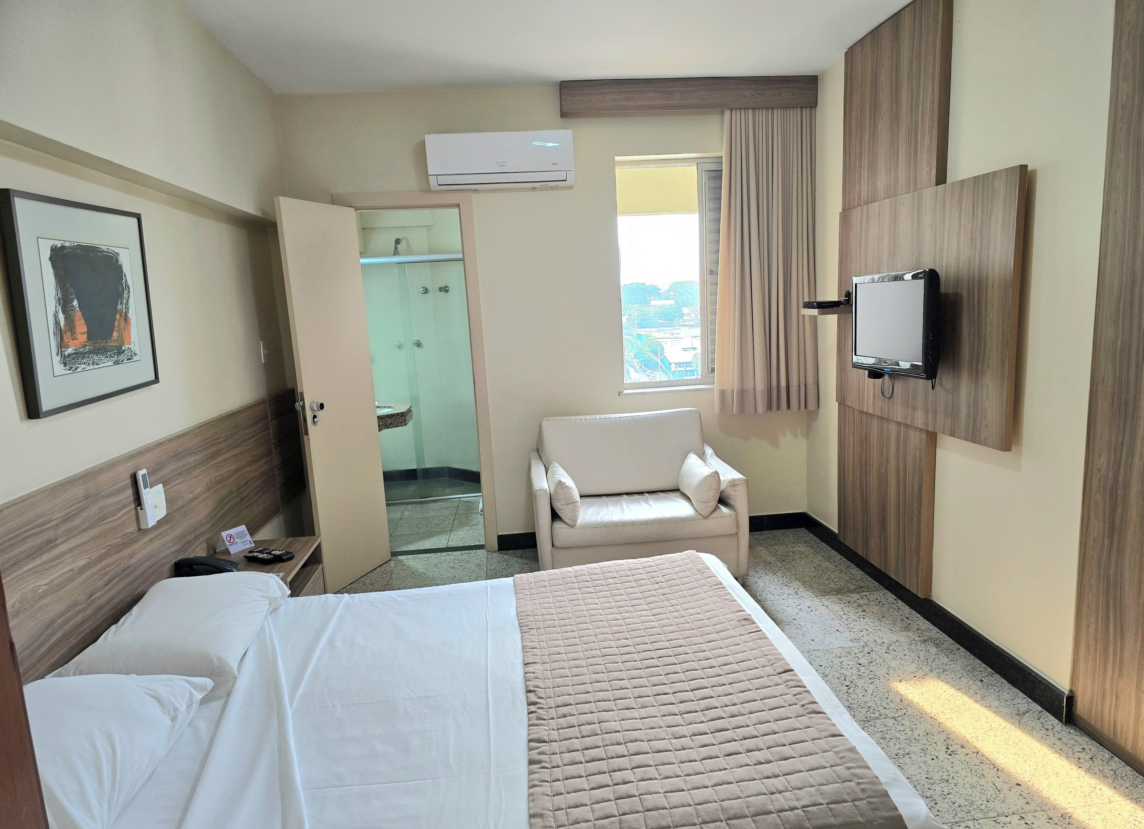 Quarto casal ou duplo básico | Frigobar, escrivaninha, camas extras/dobráveis (sobretaxa)