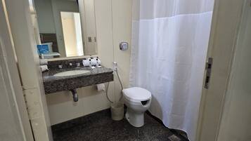 Quarto Twin Standard | Bathroom | Shower, free toiletries, hair dryer, towels