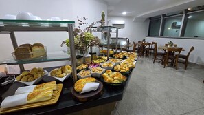 Een buffet met diverse gebakjes en patisserie.