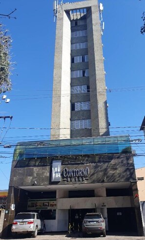 Un hotel de diseño moderno, con una torre alta y una fachada plana.